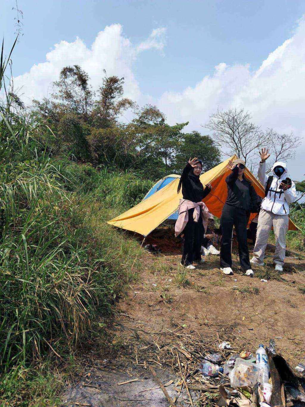 Puncak Srege, surga tersembunyi untuk camping dan healing. 45 menit pendakian, view 180 derajat. Simak 